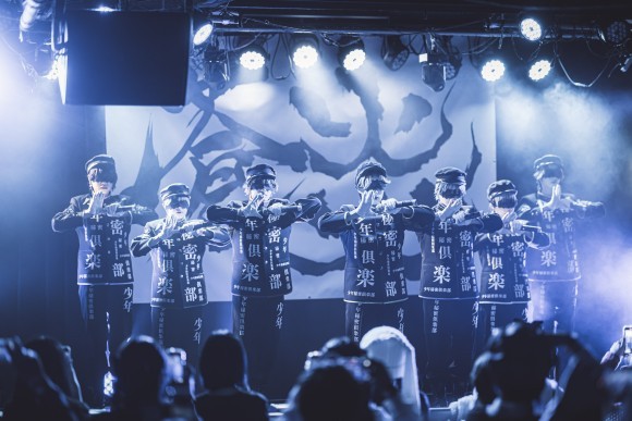 少年装アイドル「少年秘密倶楽部」が、新曲『証』を携えた東名阪ツアー「蒼炎」を展開中。