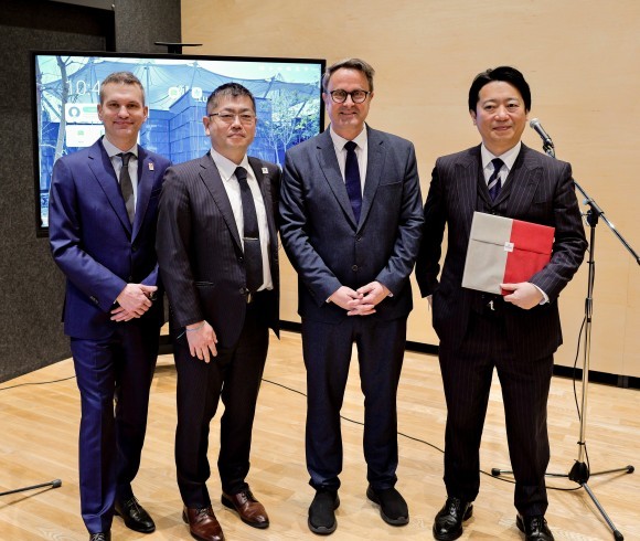 調印を発表する式典の様子