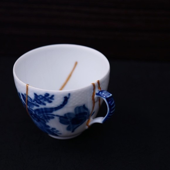 グルー継ぎで修復されたカップ