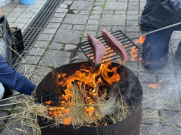 ゆとりすとパークおおとよで修学旅行向けの体験プログラム「かつおの藁焼き体験」を実施