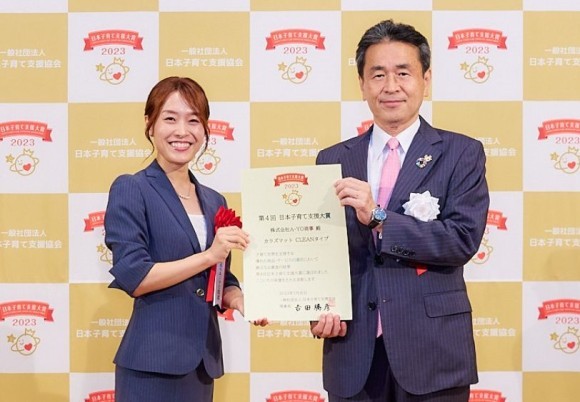 （写真右から）日本子育て支援協会 吉田 勝彦理事⾧、 株式会社A-YO 商事 社員