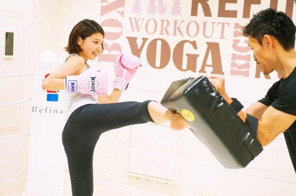 キックボクシングをしている女性