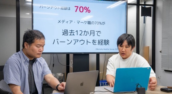 セミナーで担当者のバーンアウトを解説するオキュラボCEOの森島とシニアジョブ広報の安彦（撮影・山本真聡氏）