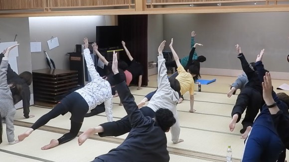和室でのヨガイベントの様子