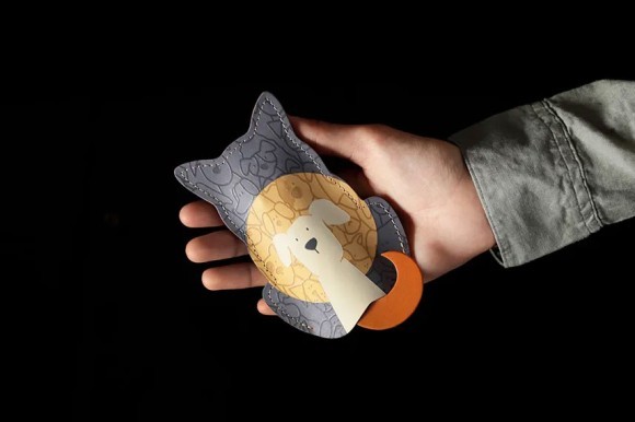 5/13”愛犬の日”記念。しっぽを引くとカギが出る。犬と満月をデザインした本革キーケースが発売。