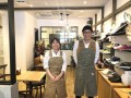 コンフォートシューズ専門店「WERKSTATT OHZEKI （ヴェアクシュタット・オオゼキ）」店長の大関悠人さん（右）、バリスタの洲之内麻矢さん（左）。