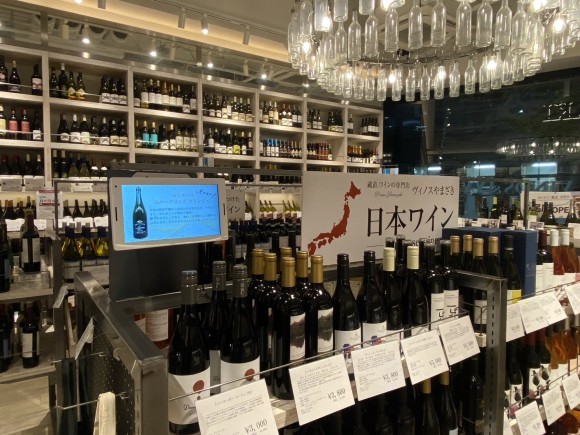 デジタルサイネージ設置後売り場画像