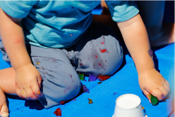 らくらく登園®TORANOCOの衣服で遊ぶ子ども