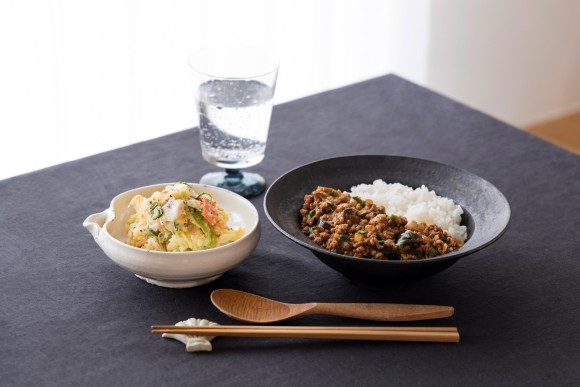 「麻婆茄子キーマカレー」と「シャキシャキ野菜のポテトサラダ」