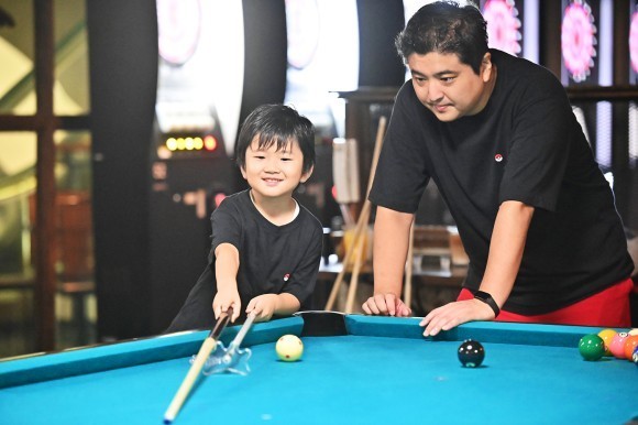 親子で楽しむ夏のビリヤード体験！7/19（土）からバグースで『キッズビリヤードキャンペーン』開催