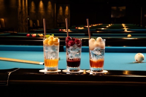 【7月20日はビリヤードの日】“トリックショット”に挑戦でグッズがもらえるキャンペーンや「オリジナルドリンク」の販売がバグース各店でスタート！