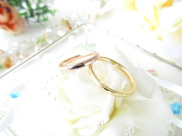 結婚指輪／マリッジリングで人気の「ミルグレイン」。ミルはリング縁などに彫られる小さな珠彫り模様です。リング両縁にしたデザインの他、ライン自由にアレンジしたデザインたちのご紹介です。指輪選び、リング探しのご参考にぜひご覧ください。