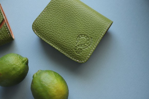 一生モノの“道具”としての革財布を。「Wickett & Craigのシュリンク・ライムグリーン」限定レザーで仕立てたミニ財布が登場。