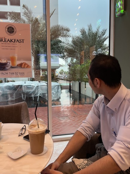 ドバイ視察で浮足立つ弊社（㍿ティーアール・ネットサービス）広報のタマネギ君