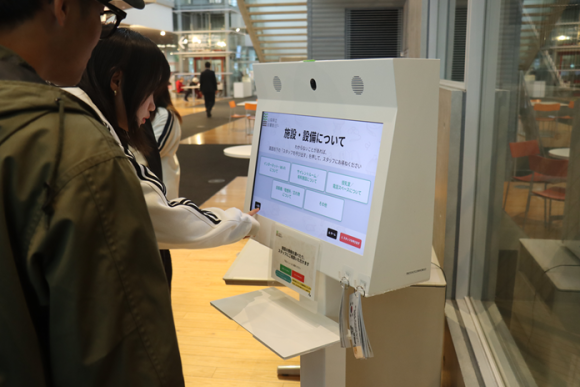 リモート接客サービスを体験する学生