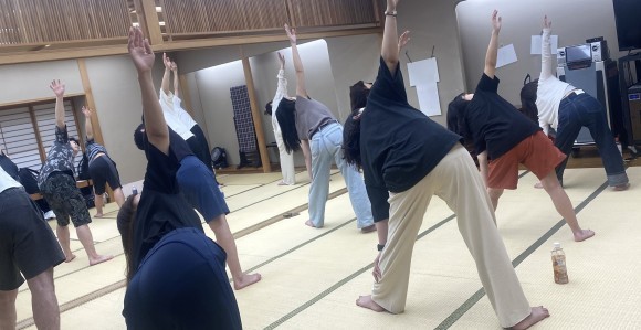 和室でのヨガイベントの様子
