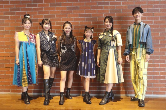 久留米絣を身に纏った所属タレントたち