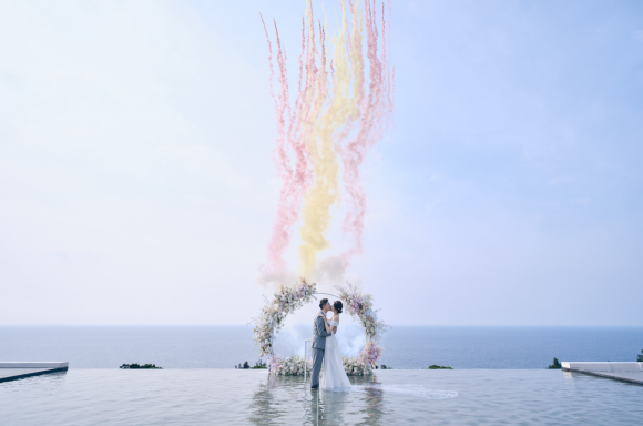日本初の挙式演出カラースモーク噴射