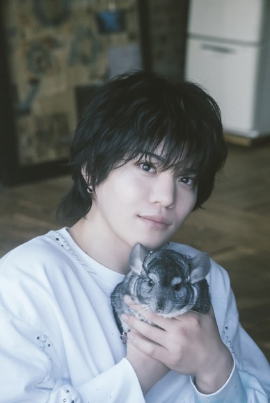 格好良くて可愛くて・・・もふもふ⁉︎佐藤祐吾、初の写真集で“役を脱いで”本当の自分を解放