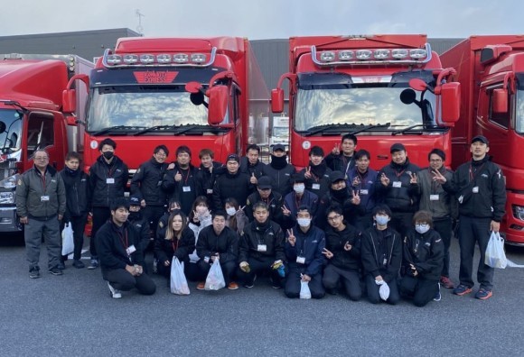 カワキタエクスプレスに在籍する社員たち（10〜20代の社員が7割以上を占める）