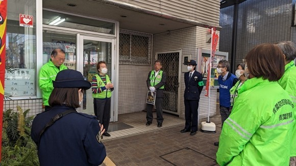 地元のみなさまとともに青葉警察署の防犯活動にも参加