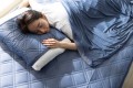 極涼敷きパッド、極涼タオルケット、極涼枕パッドを使用して寝ている女性