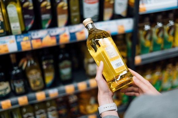 食品ラベルを読む消費者