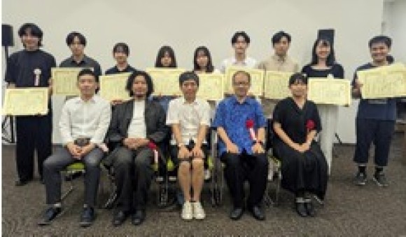 審査委員(前列)と入賞者の皆さん