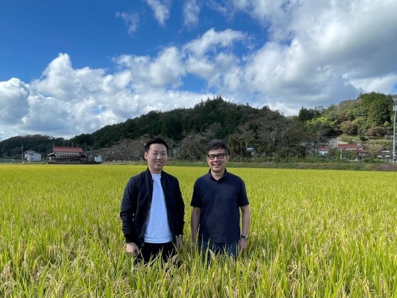 当社代表 猪子(写真左)と盛川酒造代表 盛川氏(写真右)