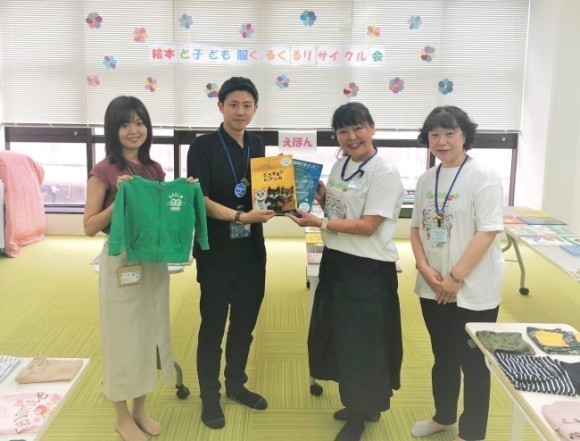 絵本と子ども服寄贈