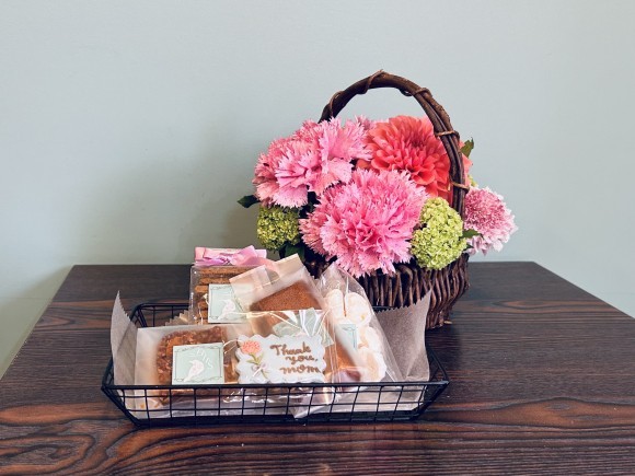 当店のフラワーアレンジメントと地元ケーキ店の焼き菓子セット（イメージ画像）