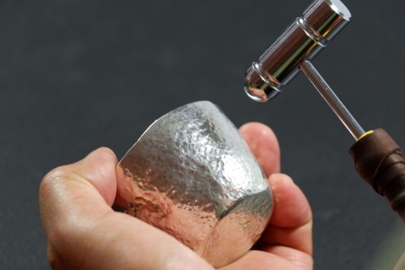 金属の中では最も柔らかく、あなたの手で自由に形を変えることができる素材です。