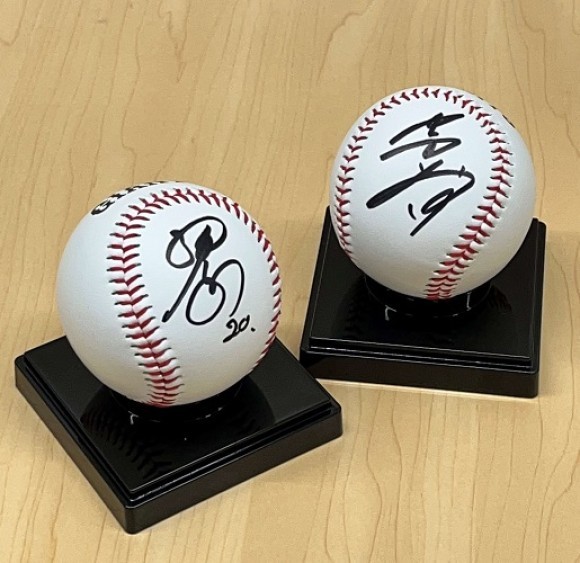 「戸郷投手、山﨑投手のサインボール」 写真提供：読売ジャイアンツ