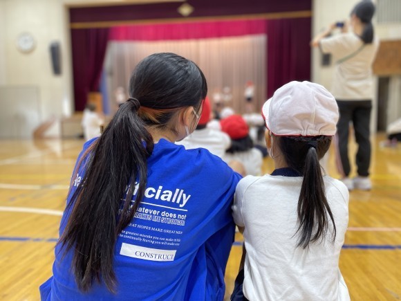 ダンス専攻の専門学生が、地域の小学校を訪問し、自ら振付や楽曲構成を考え制作したダンスプログラムを小学生に教える