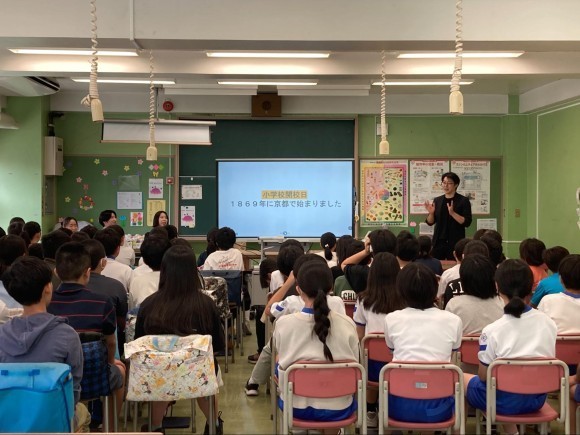 墨田区立横川小学校でのアントレプレナーシップ教育プログラム「起業家講演会」の様子