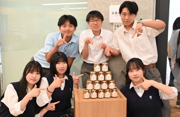 プロジェクト開発商品を囲んで富良野緑峰高校の生徒たち