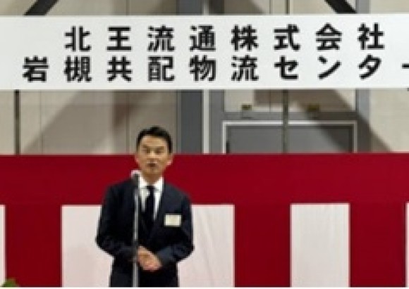 写真：開所式でご挨拶を行う代表の黒田