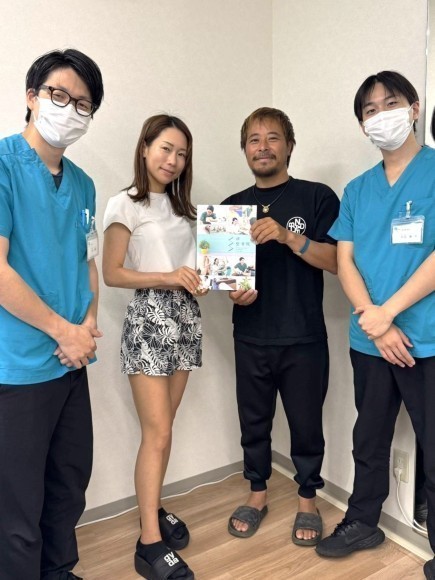 中右：堺整骨院グループアンバサダーのプロウェイクサーファー中山健太さん