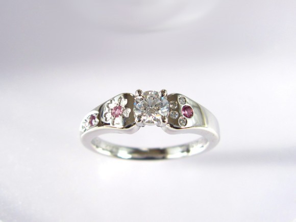 桜と愛犬をモチーフに、オリジナルデザインで婚約指輪（エンゲージリング）をお作りしました。