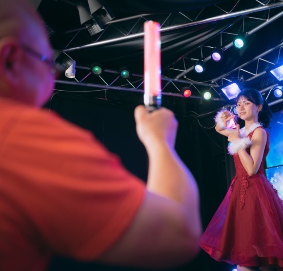 アイドルに推し活する男性