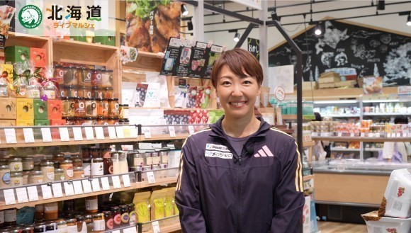 寺田明日香選手：北海道ライブマルシェの店内にて