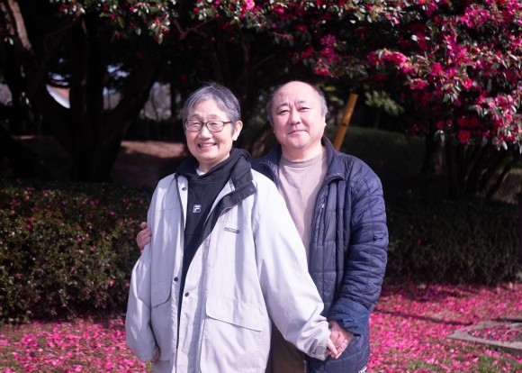 公園を寄り添って散歩するご夫婦