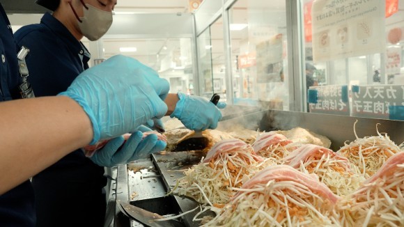 広島流お好み焼の老舗「みっちゃん総本店」が 日本橋三越でのイベントに出店