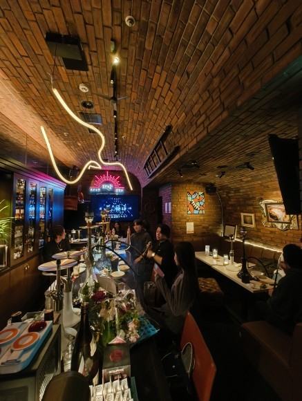 レンガ壁に包まれる地下空間