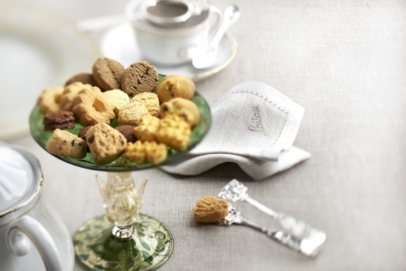 美しいパッケージデザインをまとった「Loison(ロイゾン)」のビスケットアソートを全国の小売店にて発売しております。イタリアの職人の手で丁寧に焼き上げた上質なビスケットシリーズです。