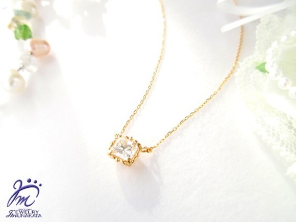 18金ゴールドのエメラルドカットダイヤが入った指輪から、ダイヤと地金を利用してペンダント・ネックレスにリフォーム加工させていただきました。