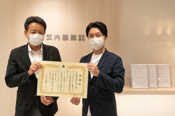 足立区からの表彰状授与時の様子