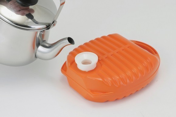 コメリオリジナルの形状とじょうごがついて快適な使用が可能になった 「お湯が注ぎやすい湯たんぽ」が新登場！