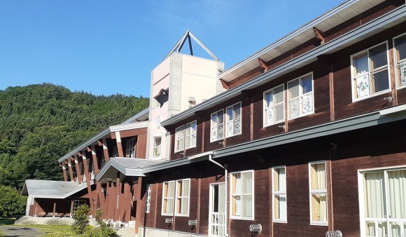 二升石集学校校舎外観