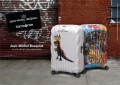 世界で数量限定で販売されるJean-Michel Basquiat x Samsoniteコレクションは、ユニークで調和のとれた2つの外観デザインで展開